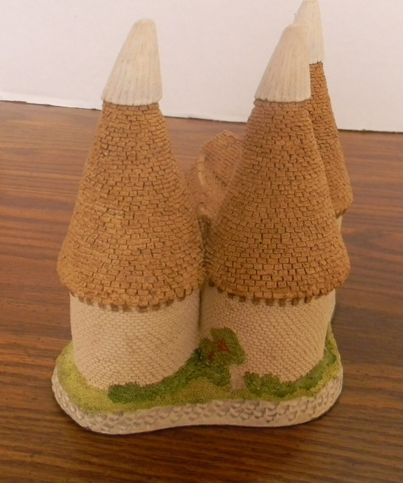 David Winter Cottages Triple Oast w COA & Box 5.75″x7.25″x4.5″