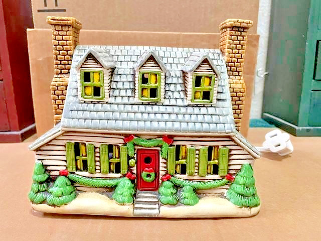 Lefton Colonial Christmas Home 1986 Bryon Wood, Free Shipping