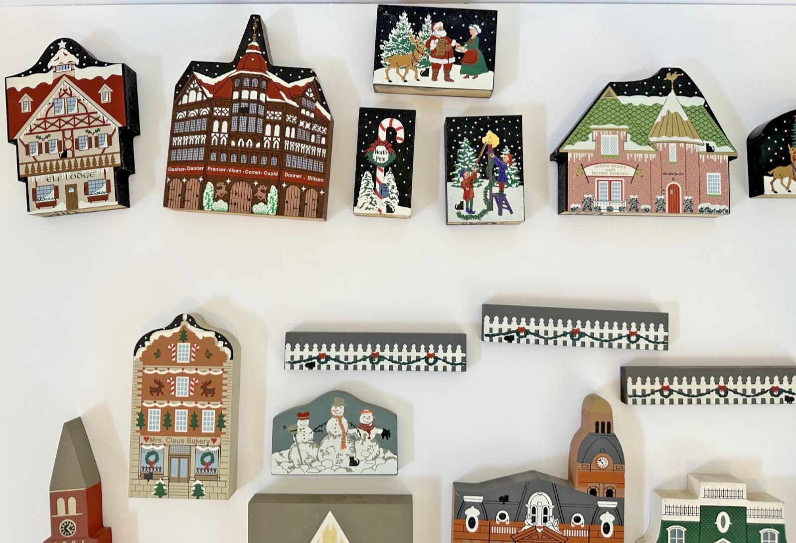 Cats Meow Village North Pole Collection Holiday Christmas 18 Pc Set Shelf Sitter