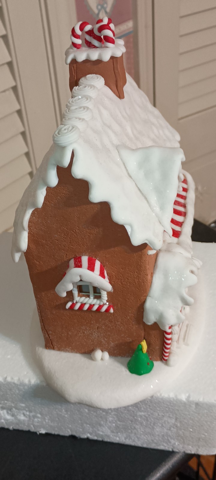 KURT ADLER-9″H- B/O LED CANDY GINGERBREAD COOKIE HOUSE TABLETOP -NEW -D-AS SHOWN