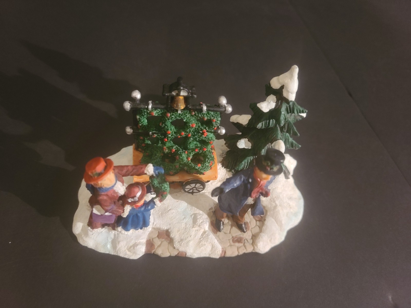 Vintage Ames Victorian Village Collectibles 2001 Wreath Seller In Original Box