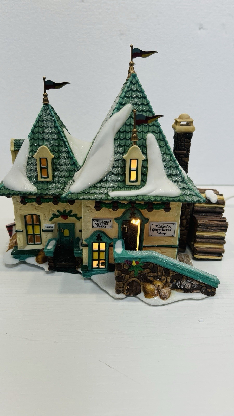 Dept 56 North Pole Series “Elsies Gingerbread Shop” 56398 Smoking Chimney !