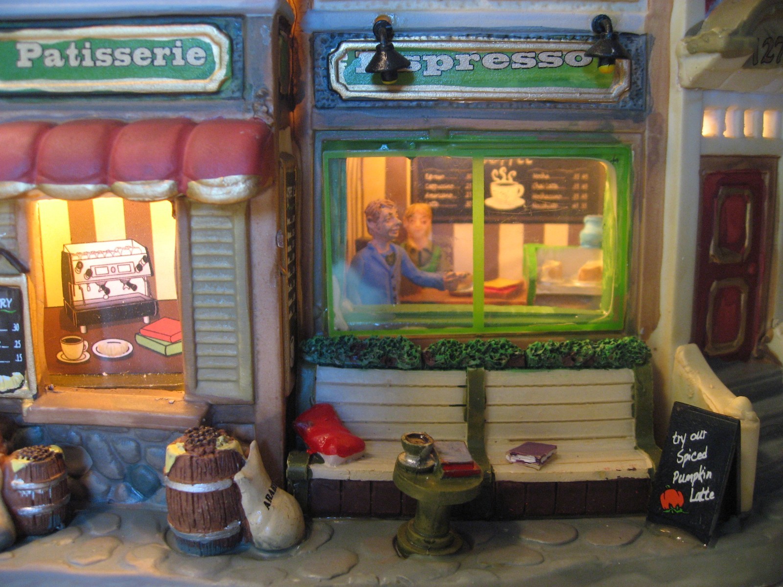Lemax Caddington Village 2011 Brew-N-Browse Lighted Ceramic Building 15245