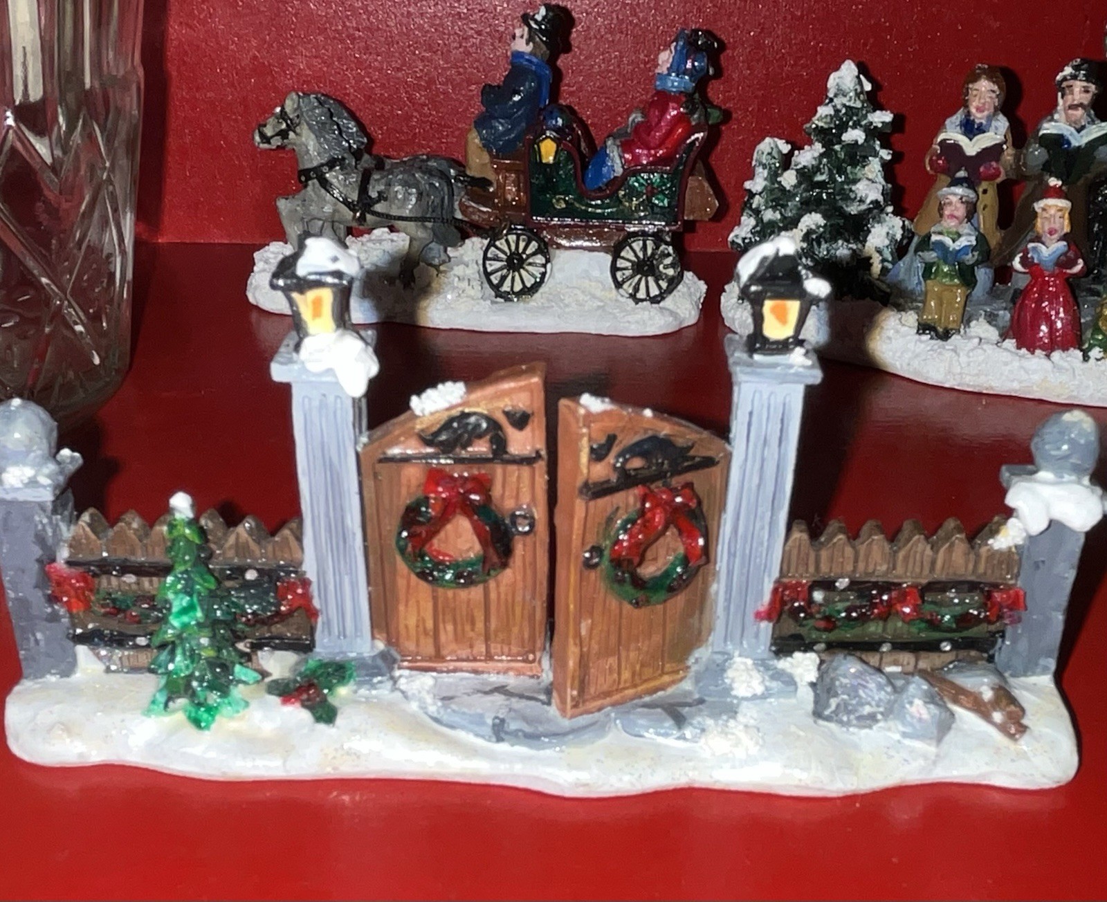 christmas village-Gate/Fence, Carolers’, 2- Horse Carriage St. N Square,