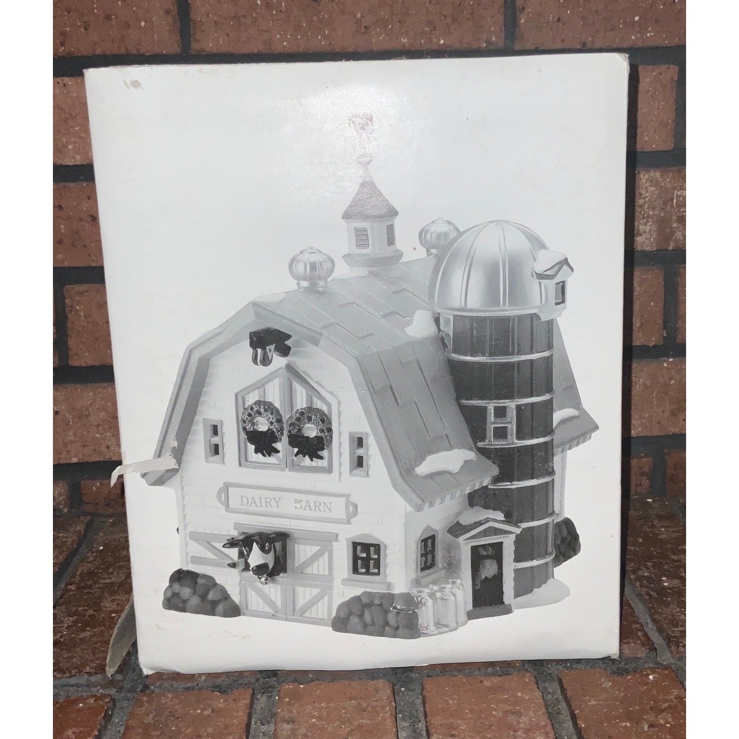 Department 56 Snow Village Dairy Barn 5446-1 Ceramic Christmas Building Lighted