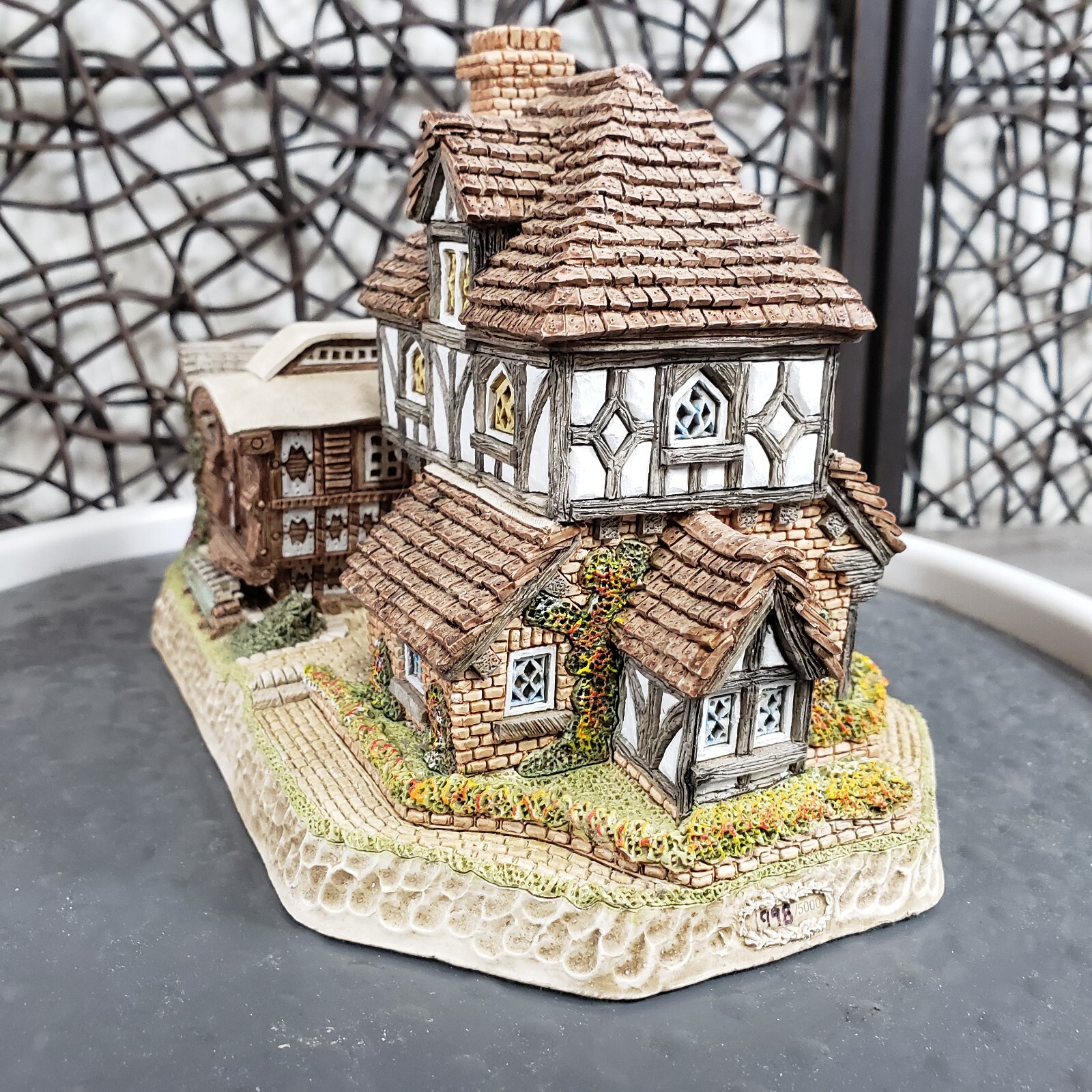 David Winter D1011 Tom’s Yard 1997 Limited Edition 1998/5000 Original Box COA