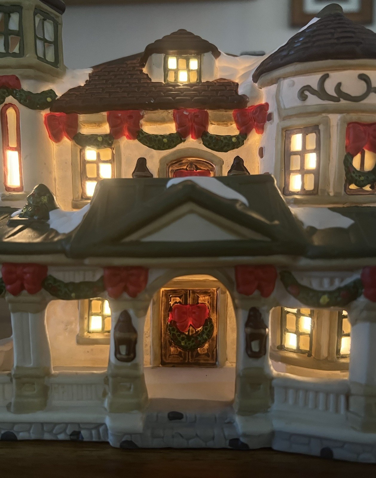 1997 St. Nicholas Square Christmas Village Illuminated, Walker’s Point *SEE DESC