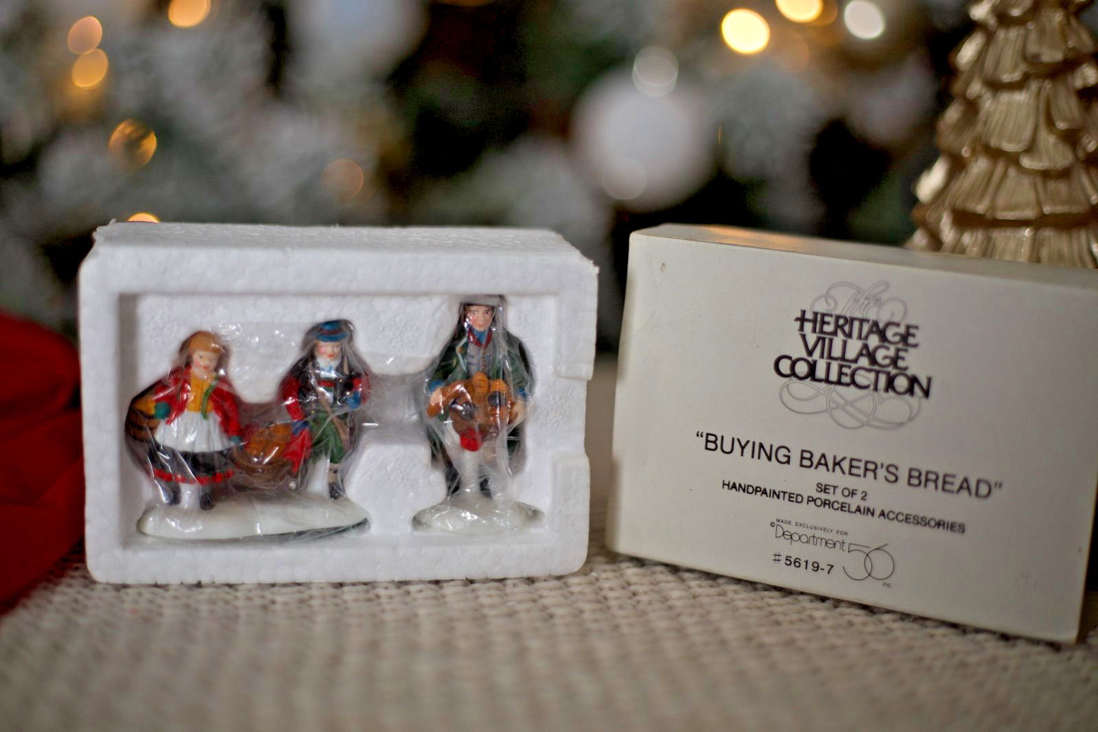 Dept 56 Dickens Village RETIRED Market Lot Bakers Bread Bird Seller (8)