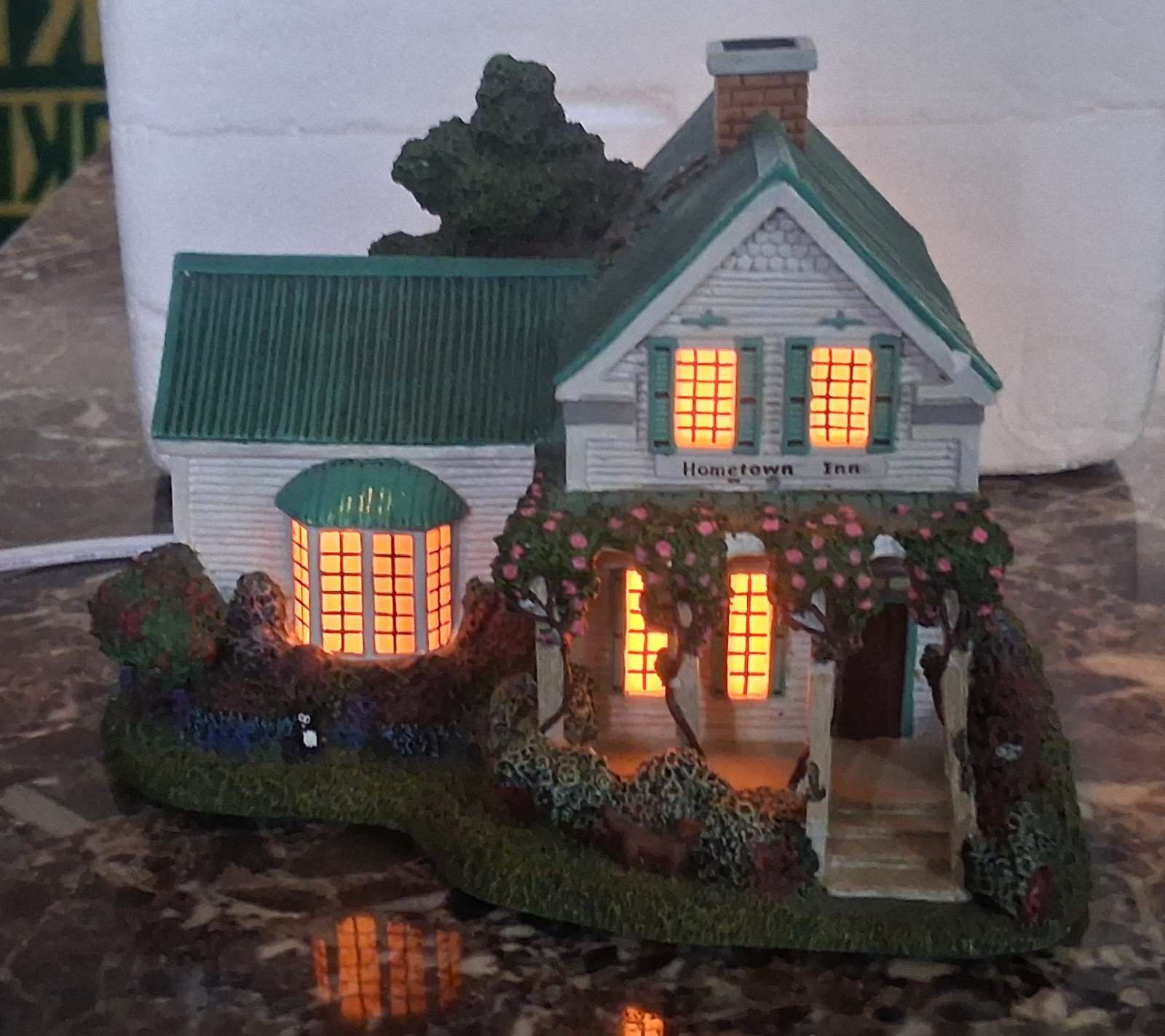 Vintage 2002 Thomas Kinkade Hawthorne Village Hometown Inn (PERFECT CONDITION)