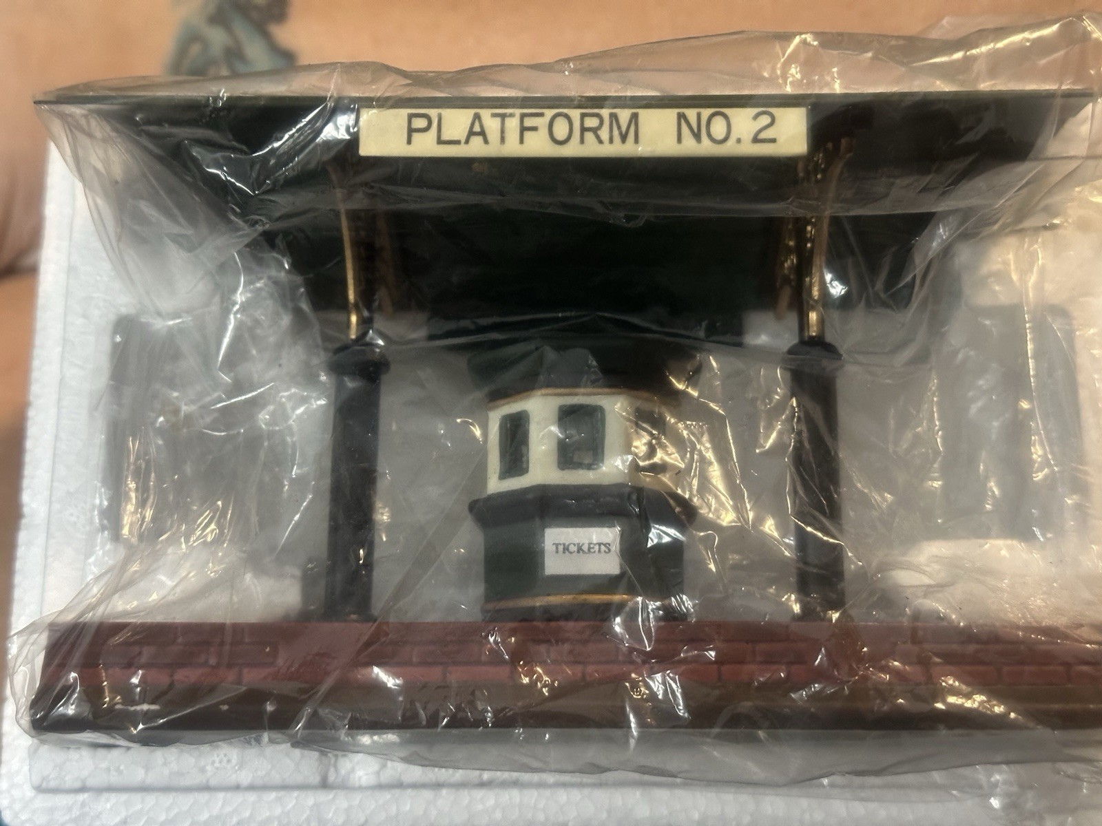 Dept 56 Heritage Village Collection Victoria Station Train Platform 5575-1 W/Box
