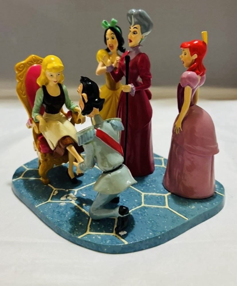 DISNEY – Department 56 – Cinderella “The Glass Slipper Fits” Box