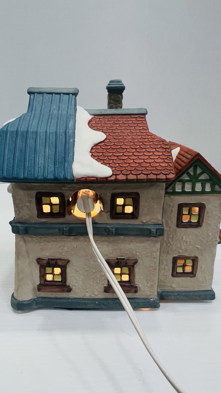 Christmas Delights “Bakery Cakes & Coffee” Porcelain Lighted House Excellent !