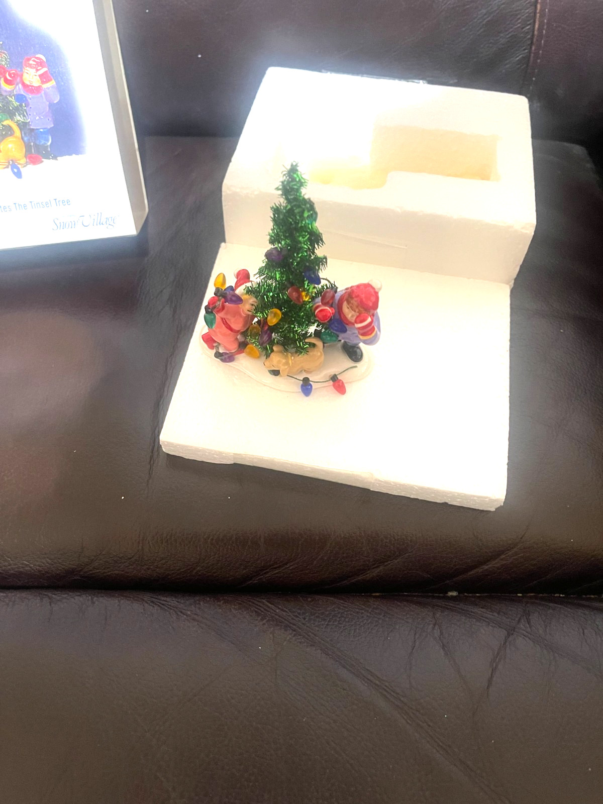 DEPT 56 5655420 SNOW VILLAGE EVERYONE DECORATES THE TINSEL TREE NEW