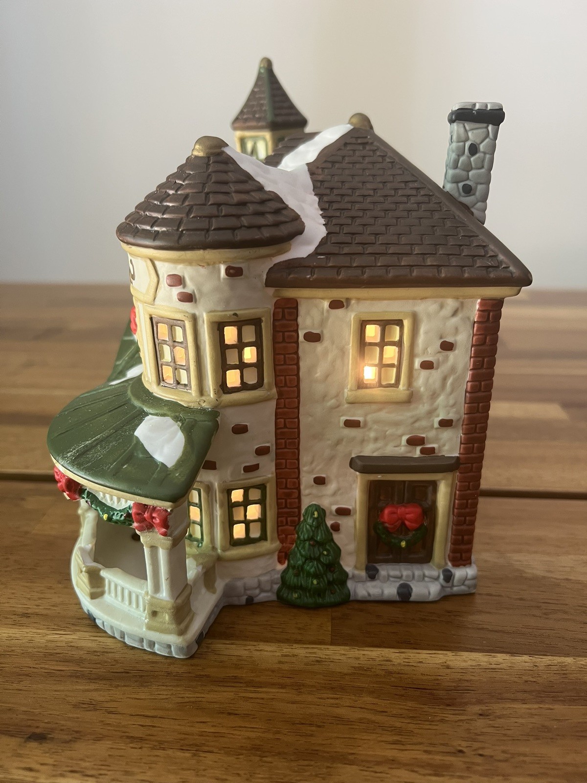 1997 St. Nicholas Square Christmas Village Illuminated, Walker’s Point *SEE DESC