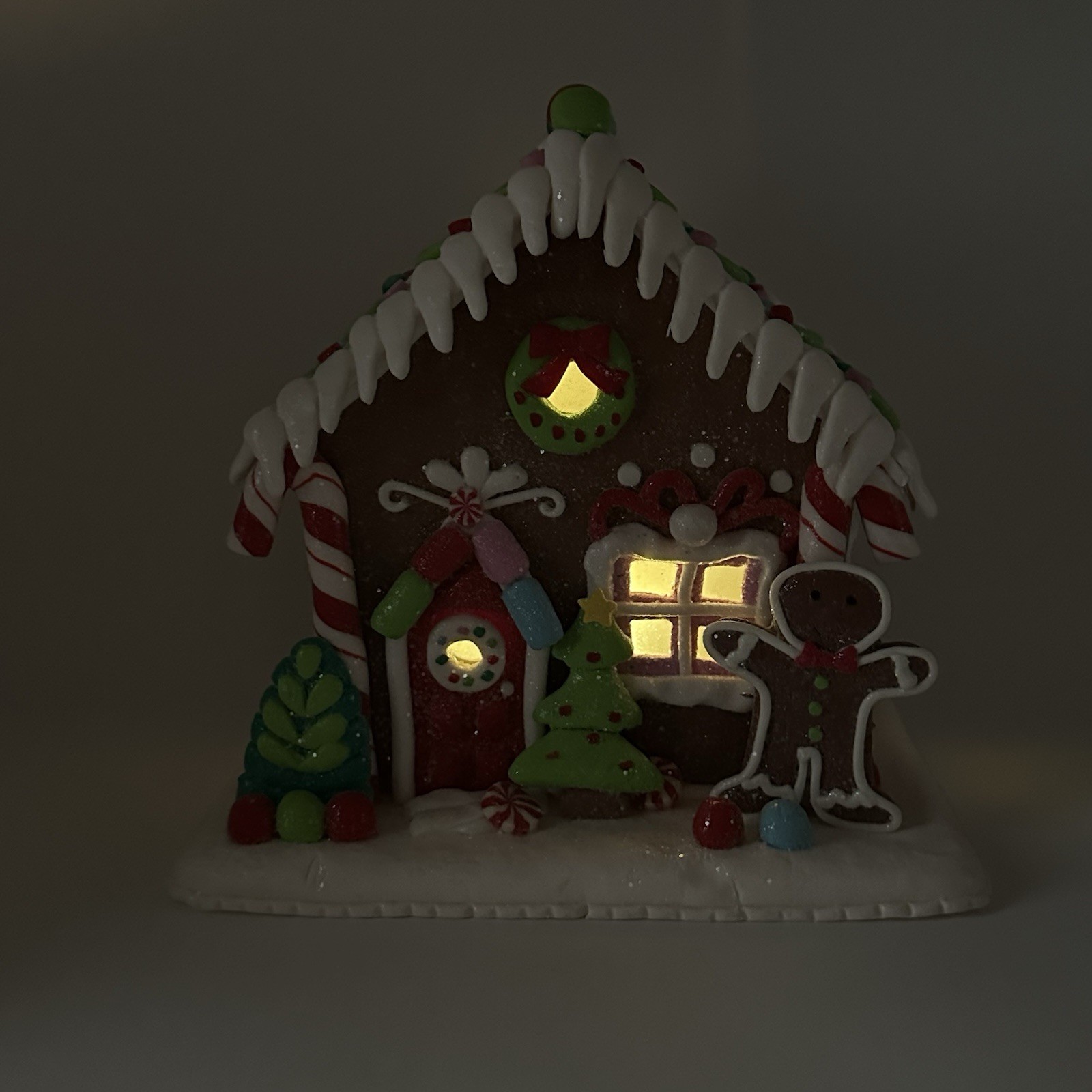 Light Up Gingerbread House With Four Small Ornaments Battery Operated 8X8X6 Inch