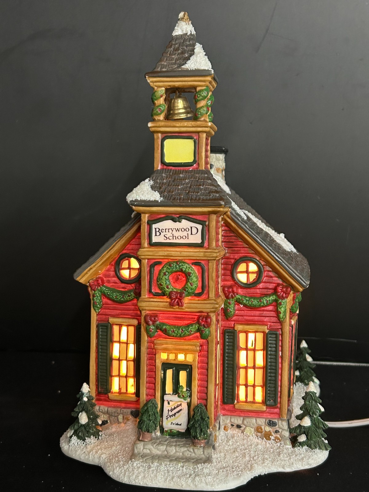 🎄🎄 St Nicholas Square Lighted Berrywood School House W/ 2 Extra figures