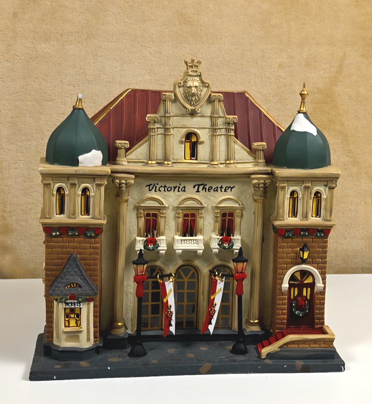 VTG Heartland Village Victoria Theater Lighted Porcelain Christmas House Used