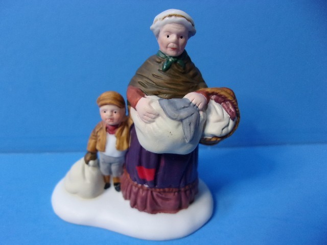 Dept 56 PORTOBELLO ROAD PEDDLERS Replacement Figurine Mother & Child Only #58289