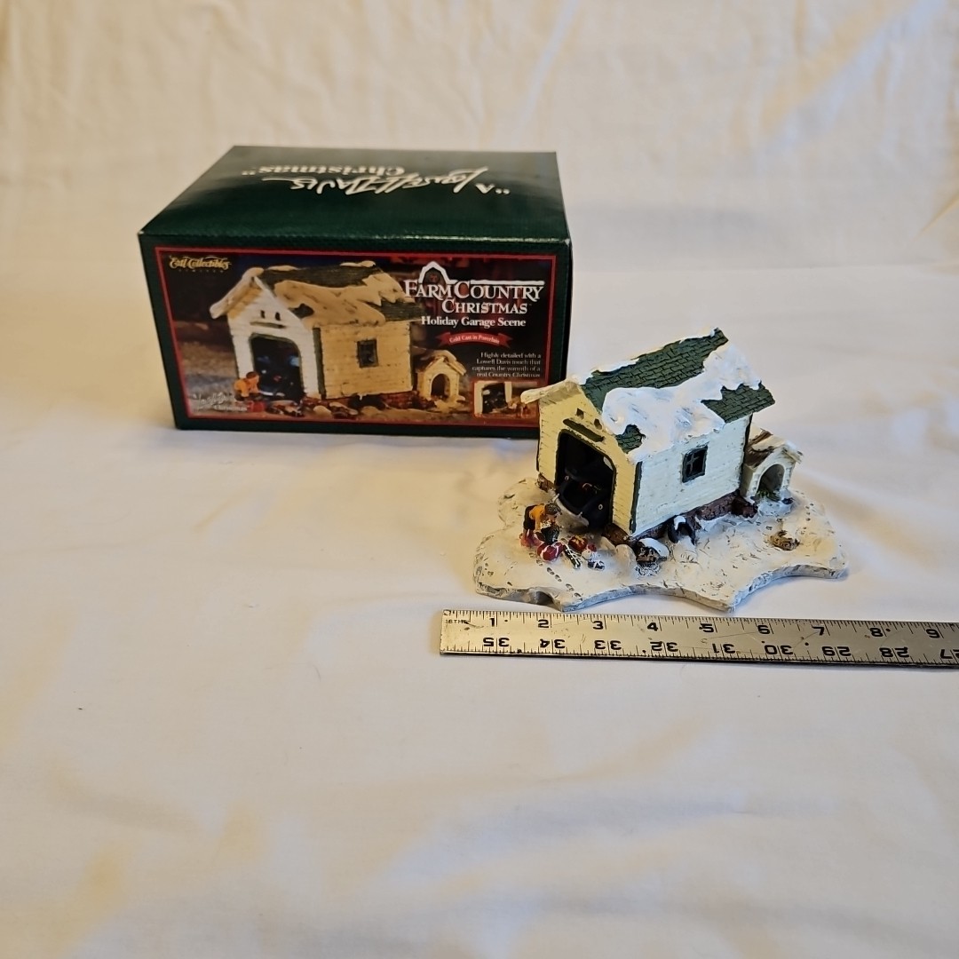 Lowell Davis Farm Country Christmas Holiday Garage Scene ERTL 1997 H057 NIB