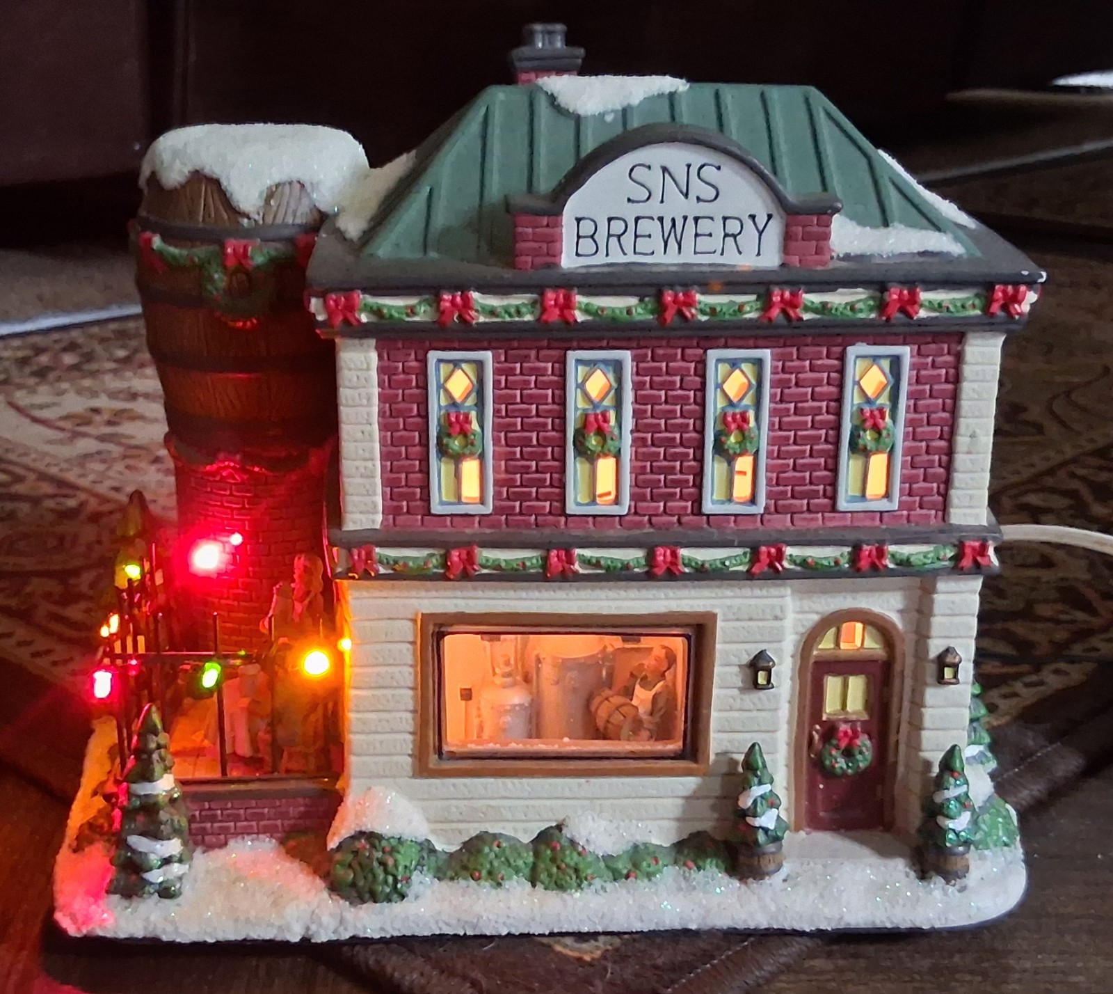 READ DESCRIPTION St. Nicholas Square SNS Brewery Christmas Village 2009 RARE