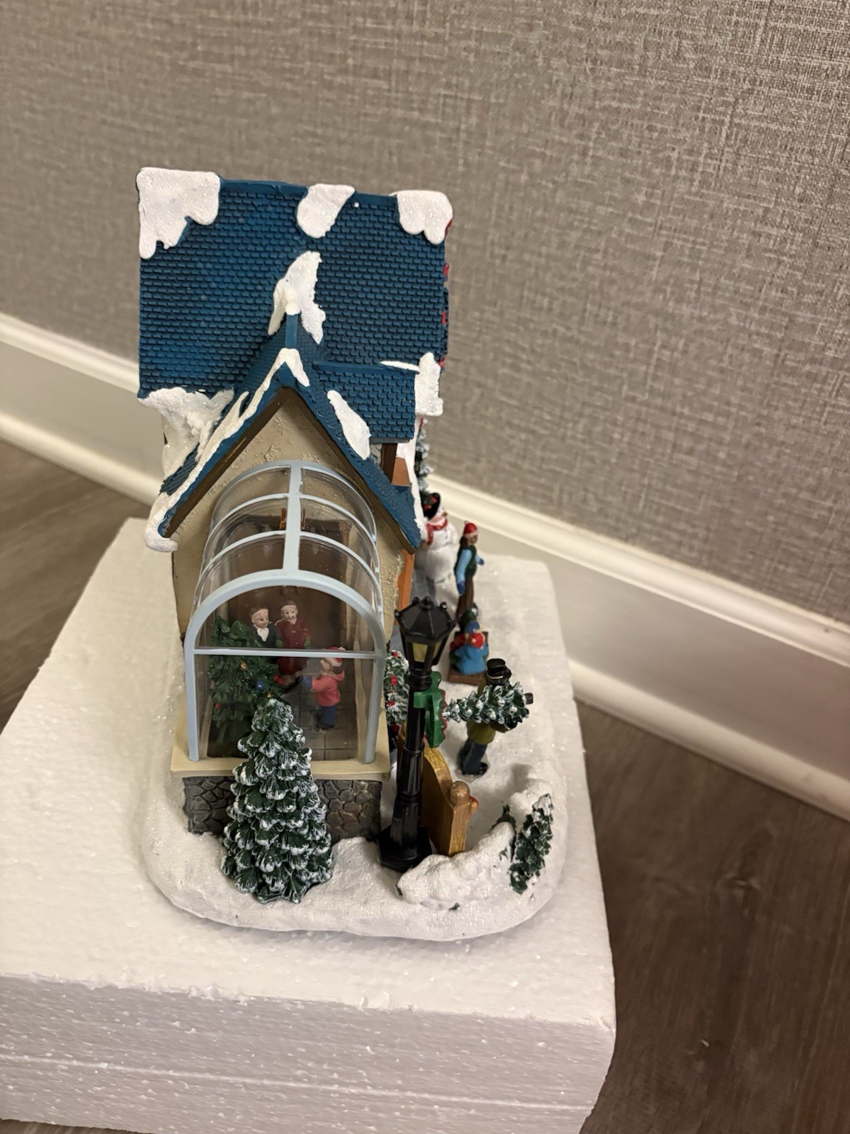 MOMENTS IN TIME 2023 CHRISTMAS SHOP ANIMATED VILLAGE HOUSE W/ BOX TESTED