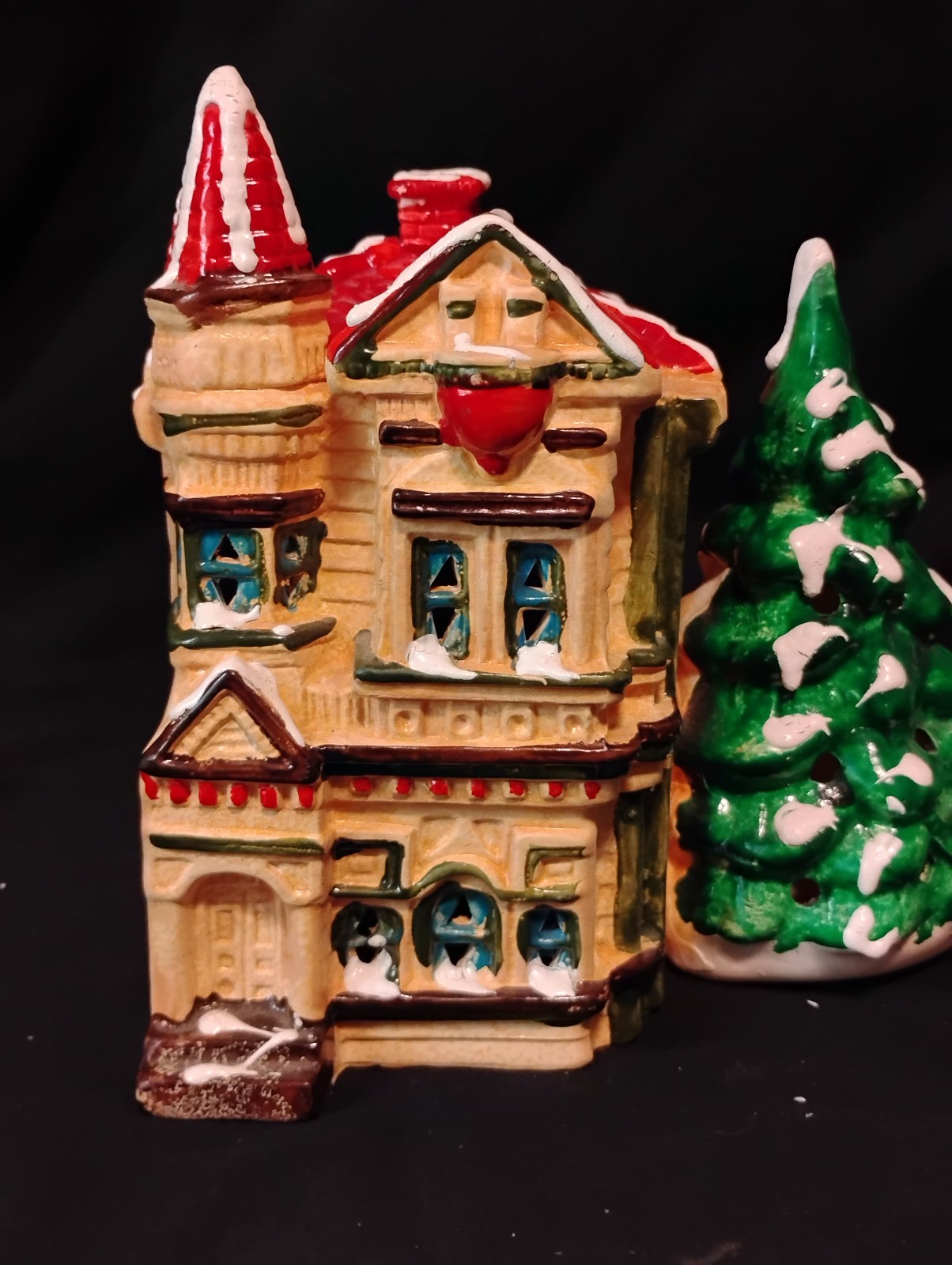 SEYMOUR MANN HAND PAINTED CERAMIC SNOWHOUSE LIGHTED WITH LIGHTING