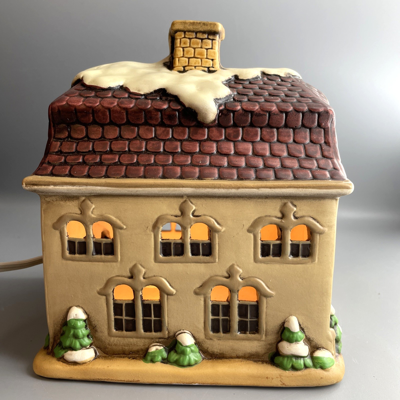 Lefton Colonial Village 1986 – The Ritter House #05894 -Light Up w/ Storage Box