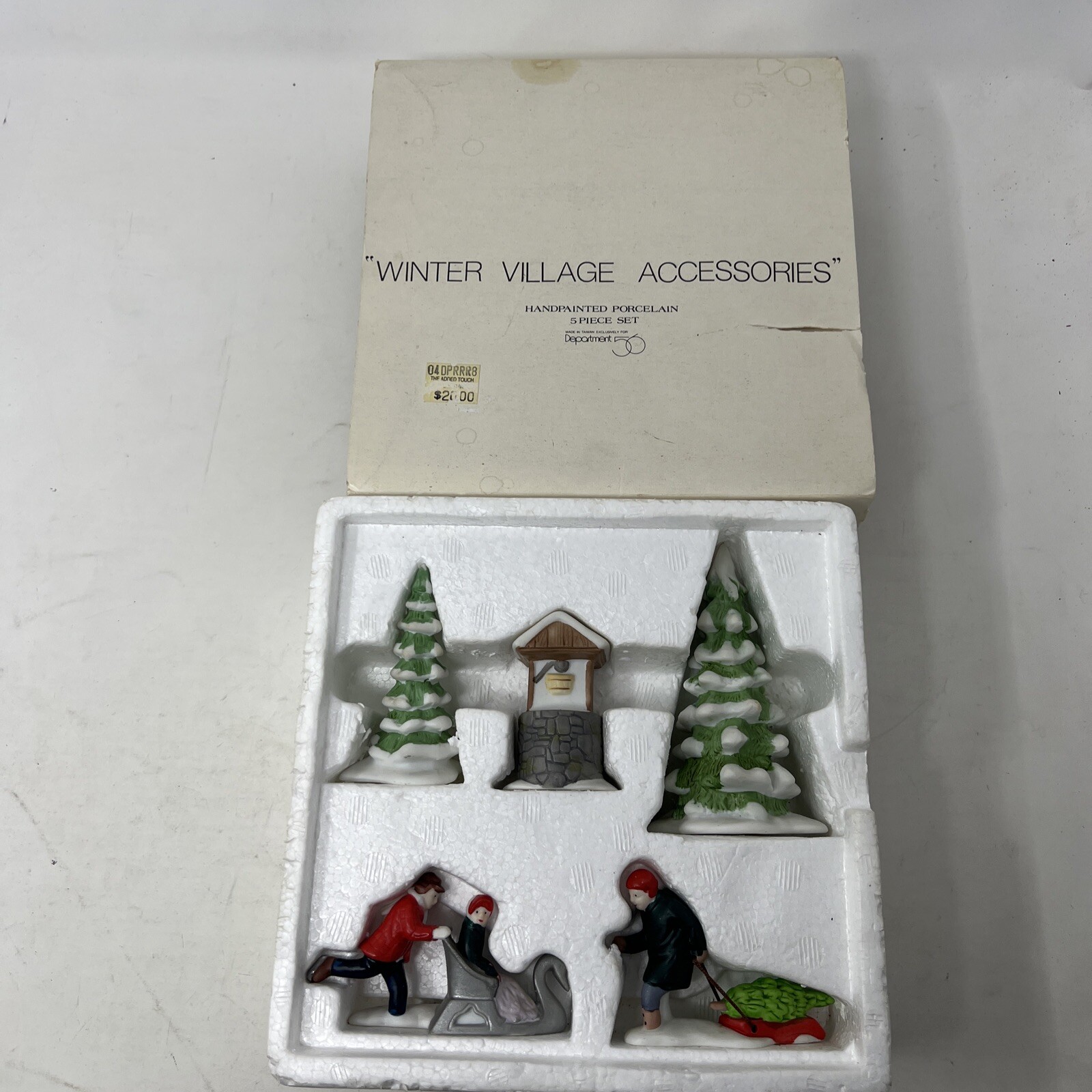 Department 56 “WINTER VILLAGE ACCESSORIES” – 5-piece set, with original box, Vtg