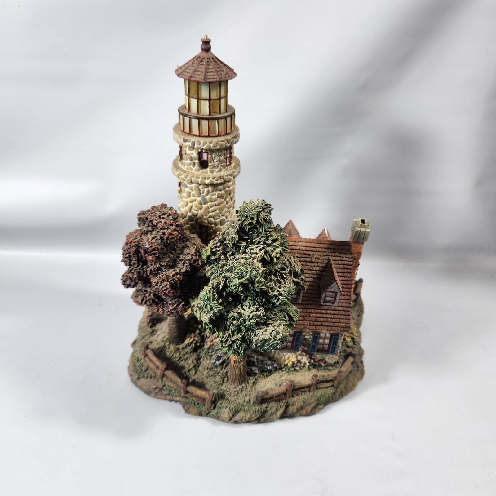 Hawthorne Village Thomas Kinkade Seaside Village Guiding Point Lighthouse Light