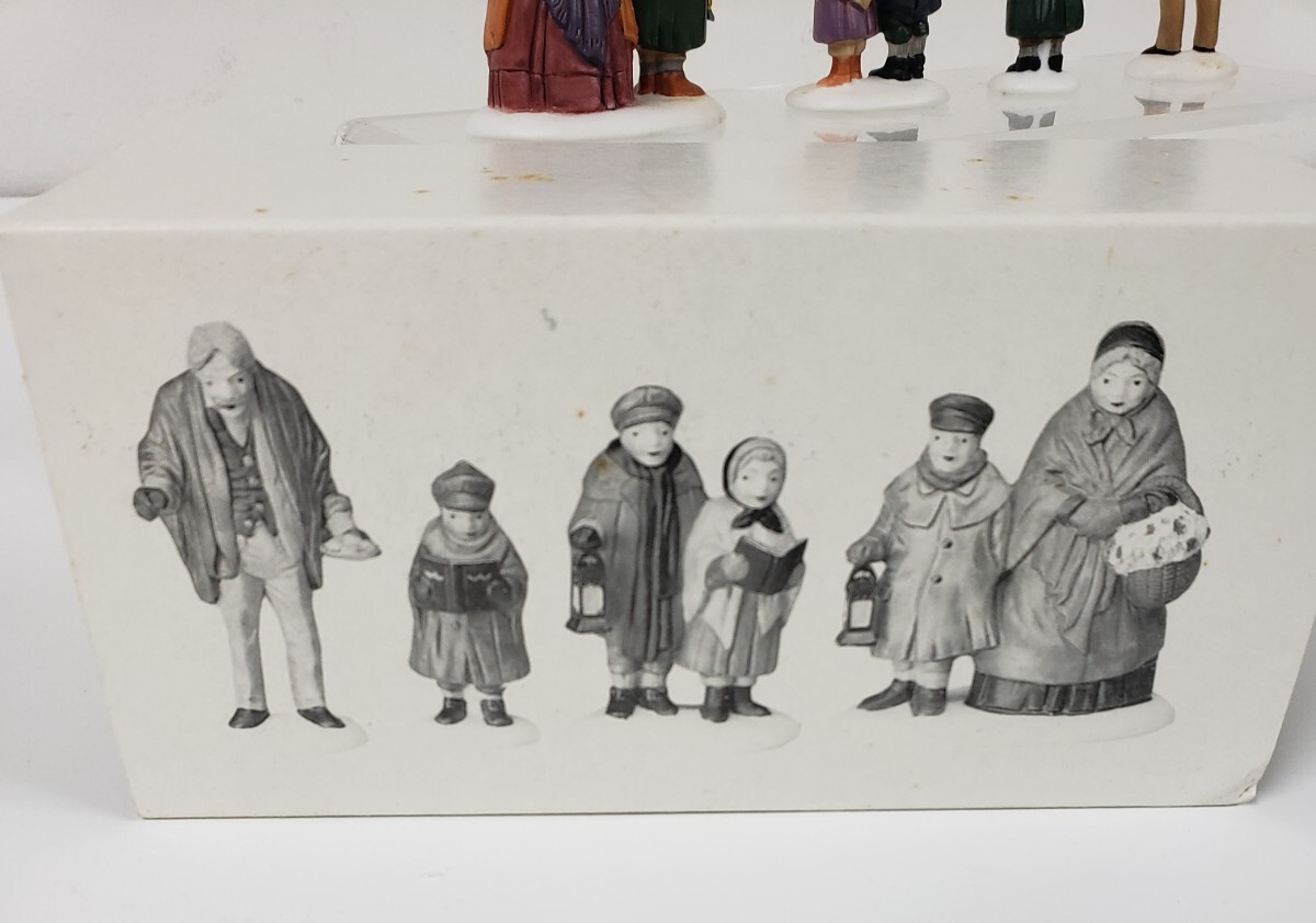 Dept 56 Carolers On The Doorstep 5570-0 Christmas Heritage 4pc Set Figures