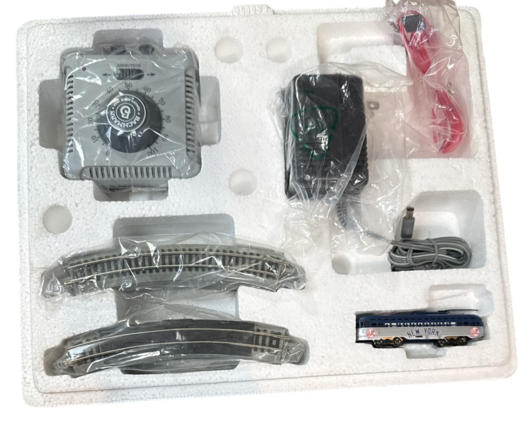 Hawthorn Village Bachmann 46605A Yankees Streetcar,Transformer,Track,Plug.Works