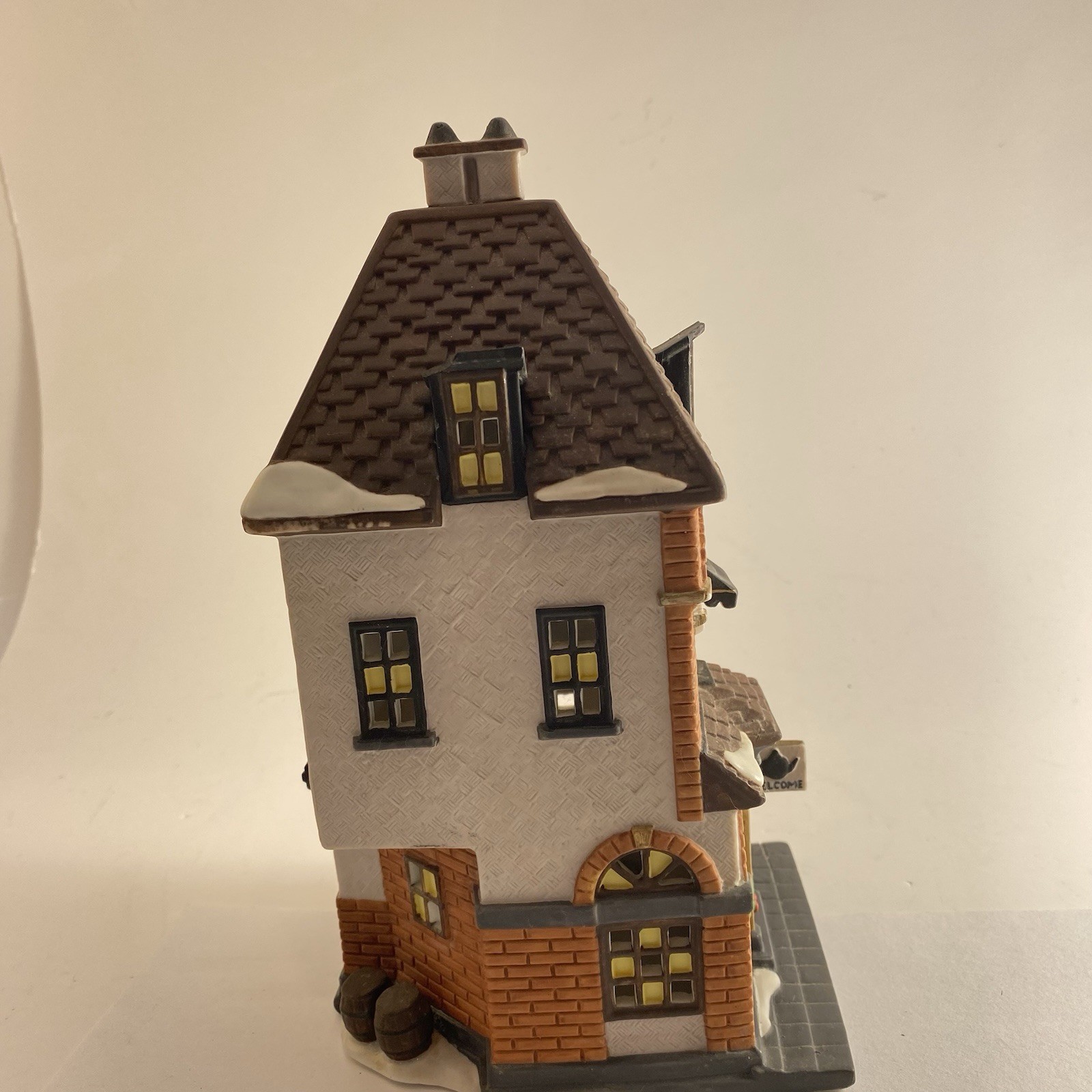 Department 56 Christmas In The City Village Potter’s Tea Seller.