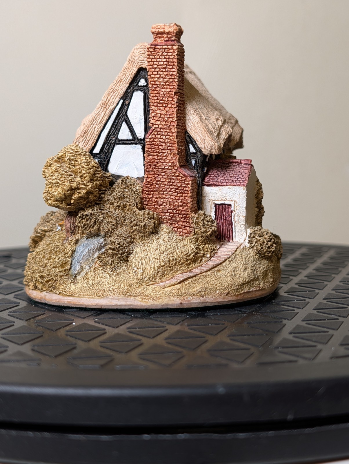 Lilliput Lane “Magpie Cottage” From The English Collection, Dated 1987
