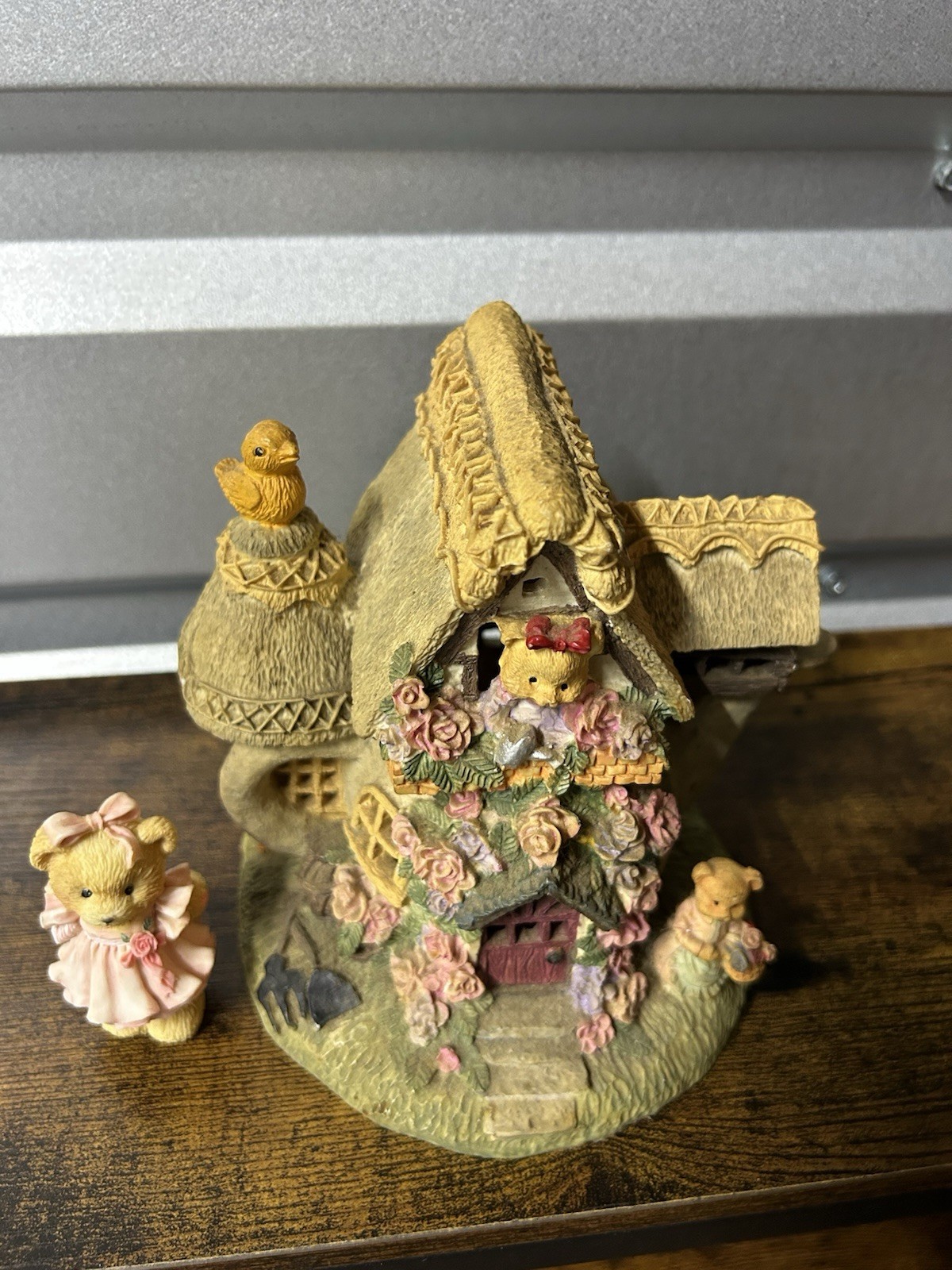 Boyd’s Bears Bearly Built Villages Baileys Cozy Cottage w Teddy Child Of Love