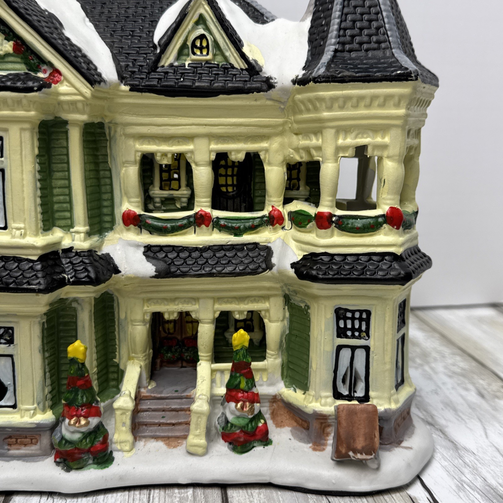 Holiday inspirations Town Series Cliffside Lighted House 2007