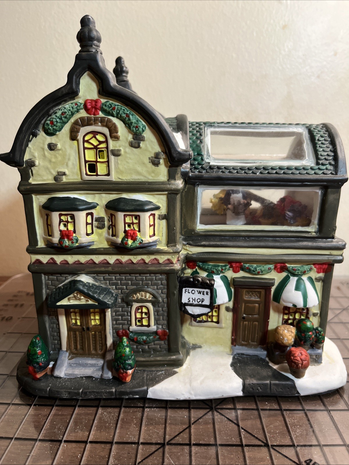 VTG Holiday Inspirations Towne Series Holly & Ivy Flower Shop Lighted Ceramic