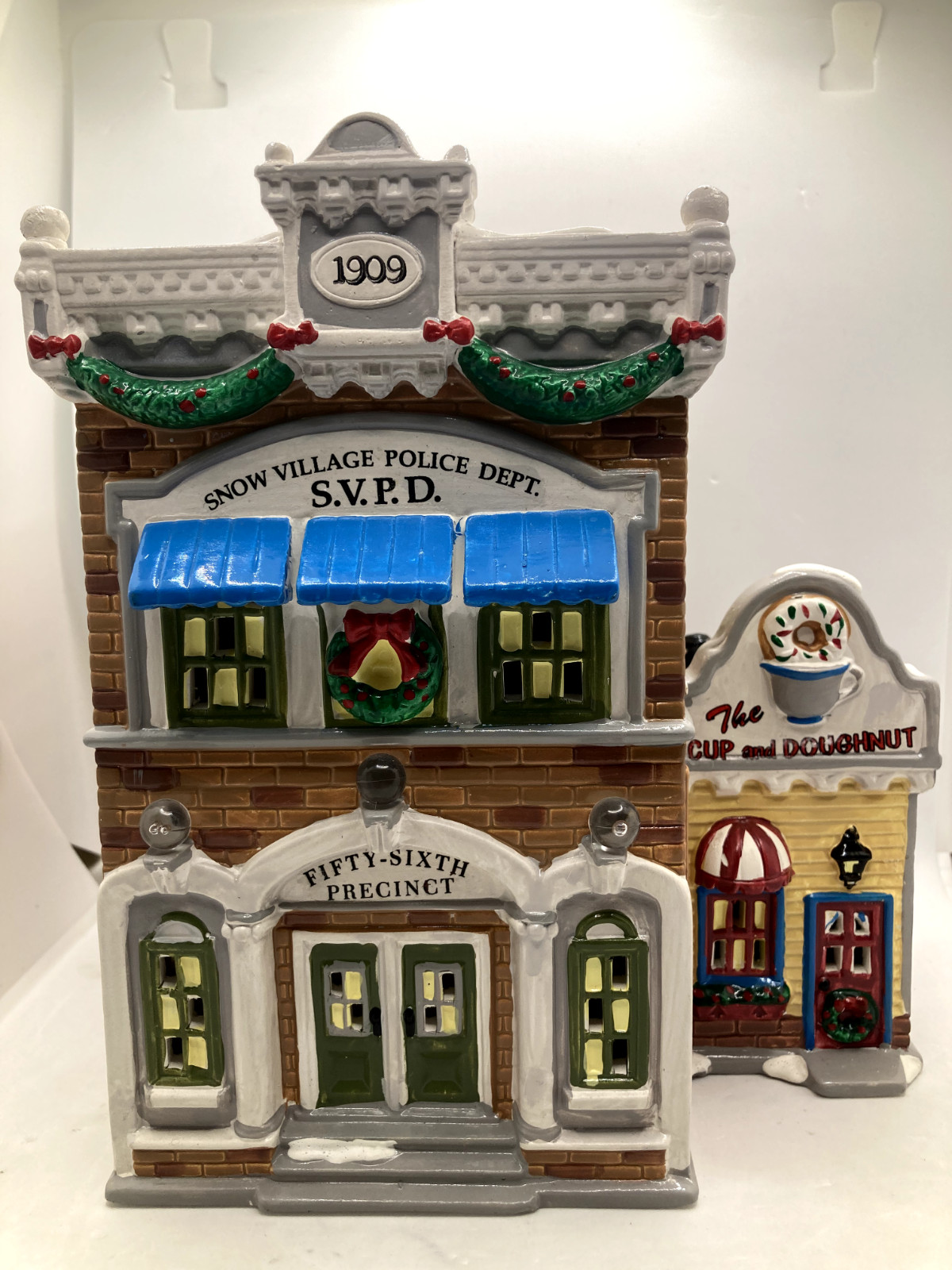 Dept 56 – Snow Village – Village Police station. #54853,m w/ box, light, &sleeve