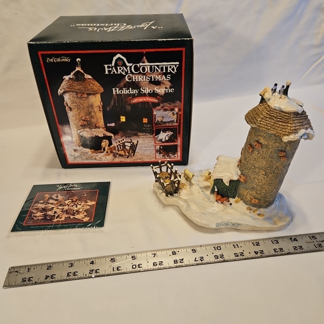 Lowell Davis Farm Country Christmas “Holiday Silo” Scene ERTL NIB