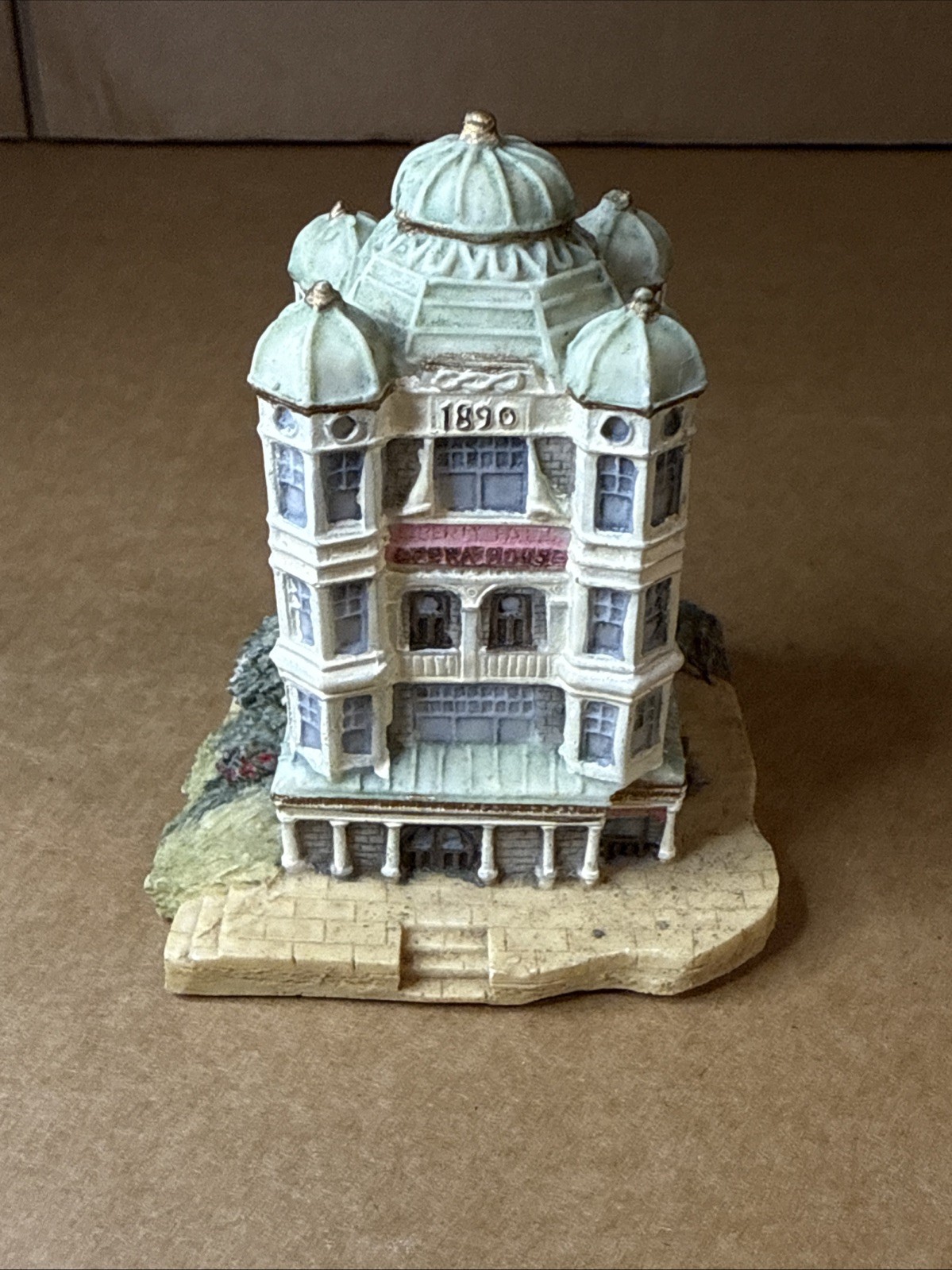 Liberty Falls Collection Christmas – 1993 – Opera House AH26