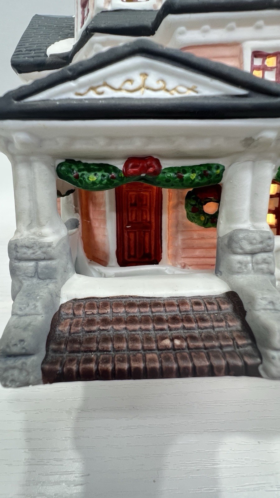 Heartland Valley Village “Pink Lady Farmhouse” Lighted House With Cord Excellent