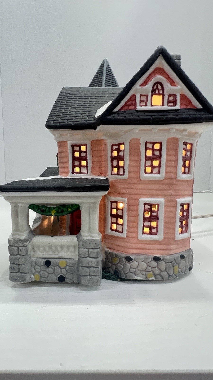 Heartland Valley Village “Pink Lady Farmhouse” Lighted House With Cord Excellent