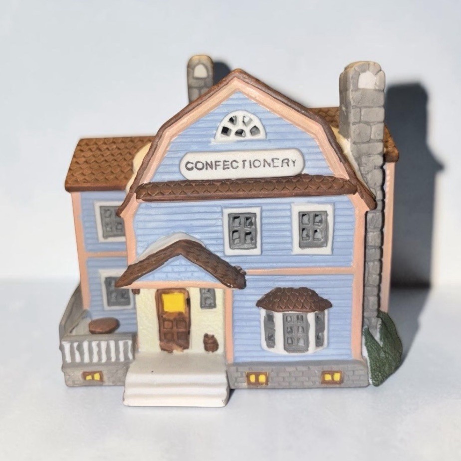 Lemax Plymouth Corners Confectionery 1993 Porcelain Lighted 5” Village House Box