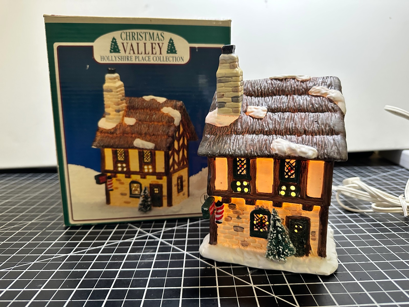 Christmas Valley Hollyshire Place Collection – Working Light – w/Box