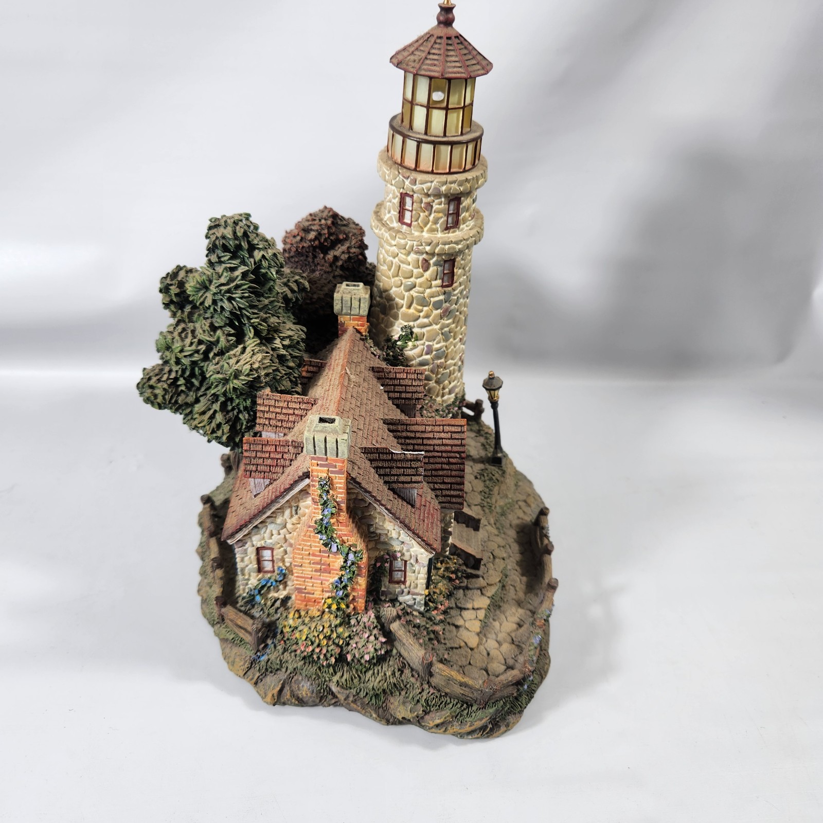 Hawthorne Village Thomas Kinkade Seaside Village Guiding Point Lighthouse Light
