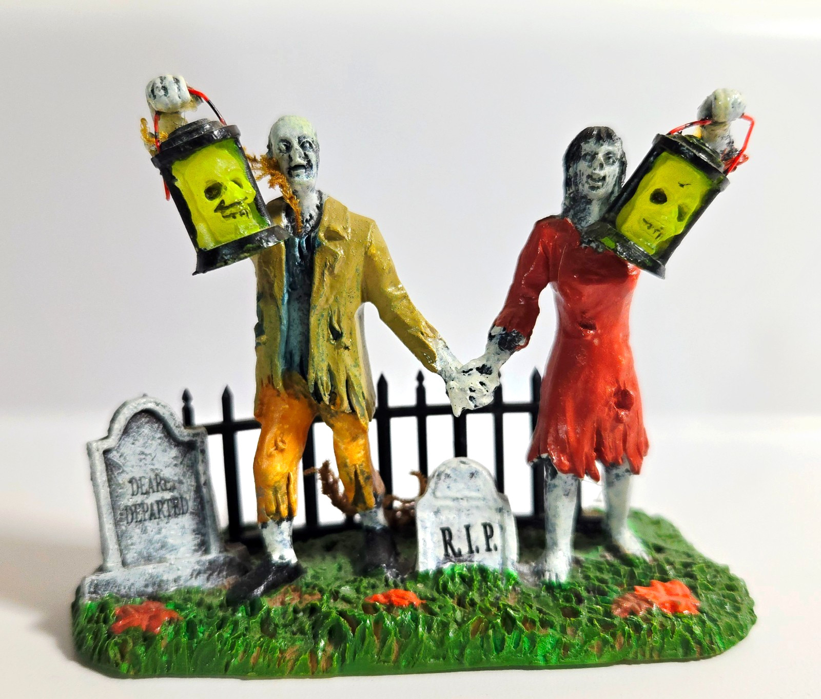 Spooky Town Figurine – You Light Up My Life #82462 Retired HTF
