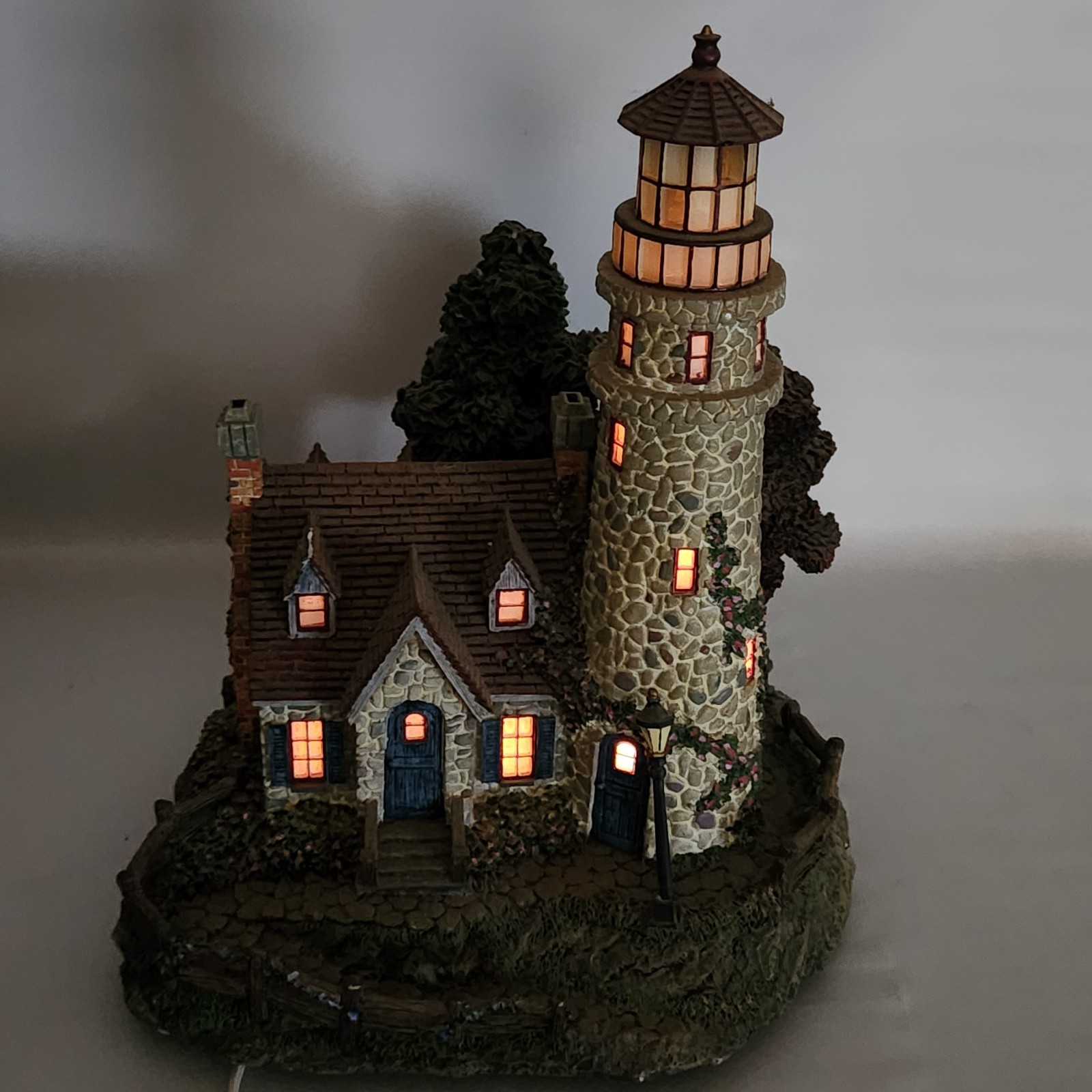 Hawthorne Village Thomas Kinkade Seaside Village Guiding Point Lighthouse Light