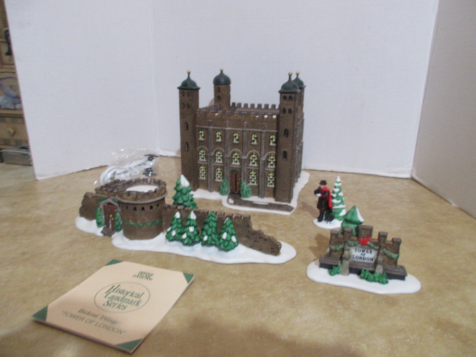 Dept. 56 1997 Dickens Historical Landmark Series Tower Of London Excellent