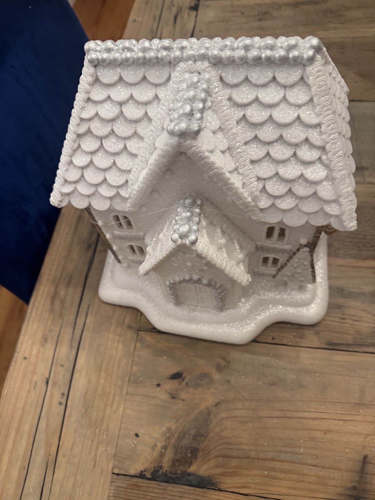 White Pearls Christmas LED Decor Lighted Gingerbread House NEW
