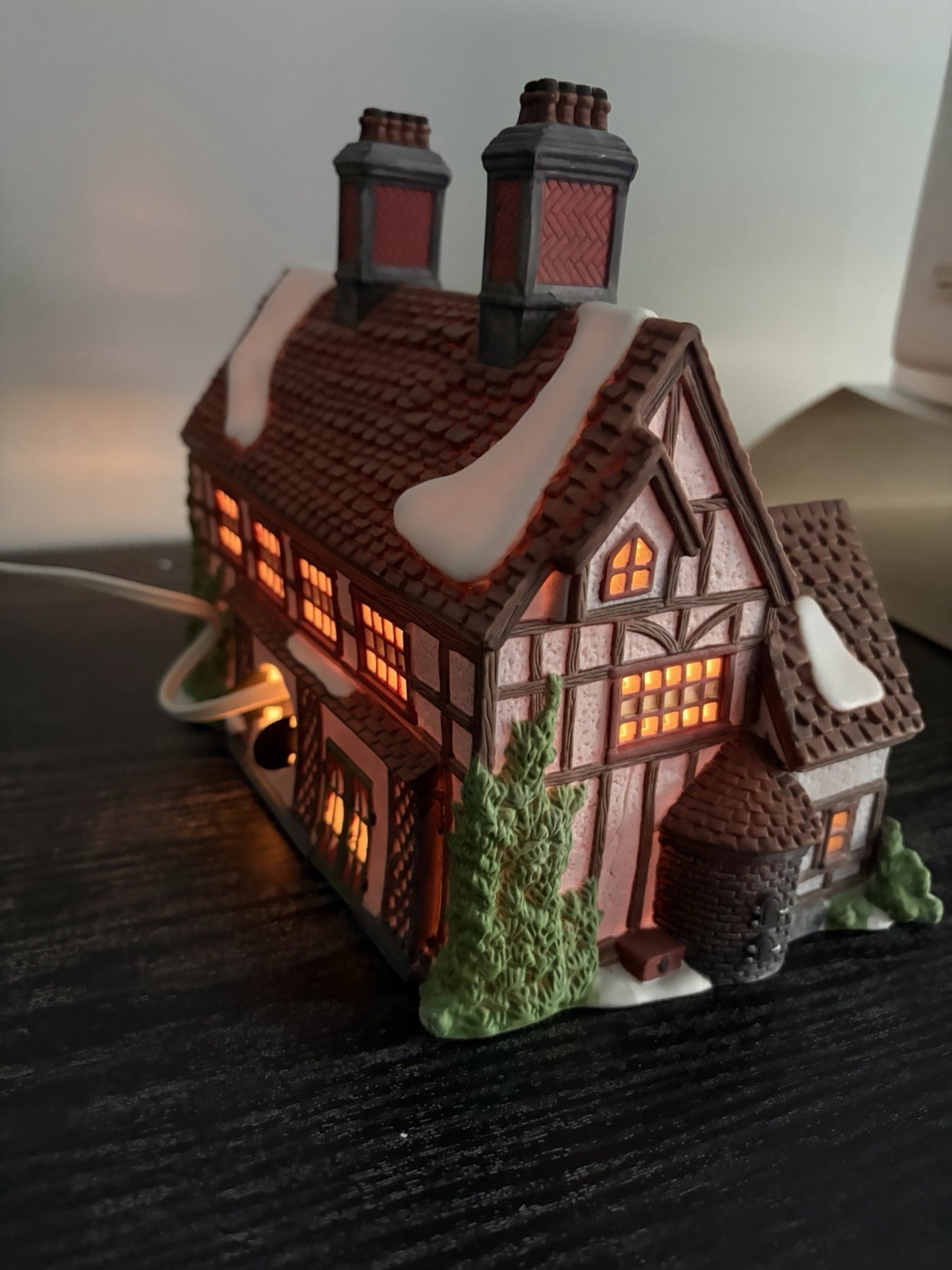 Heritage Village Collection Dickens’ Village Ashbury Inn Illuminated Boxed 1991