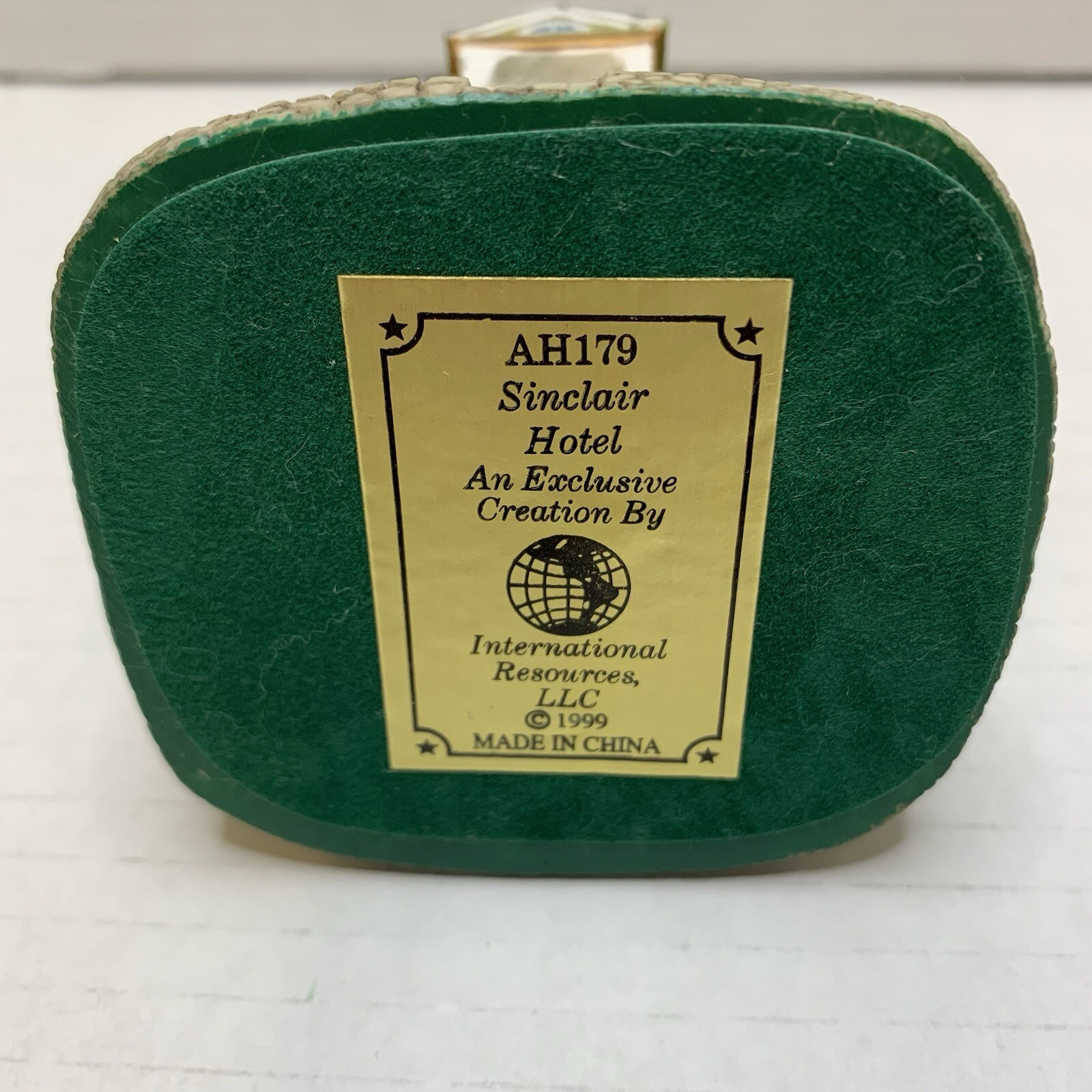 VTG Liberty Falls “The Sinclair Hotel” The Americana Collection 1999 AH179